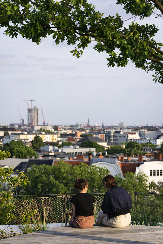 Oben angekommen, belohnt ein Rundumblick �ber Berlin. 