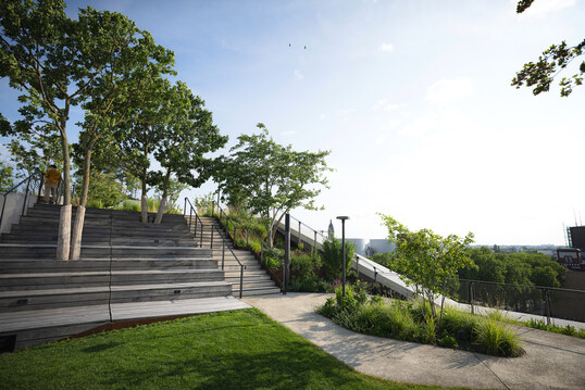 Der Dachgarten ist als �ffentlich zug�nglicher Freiraum konzipiert. 