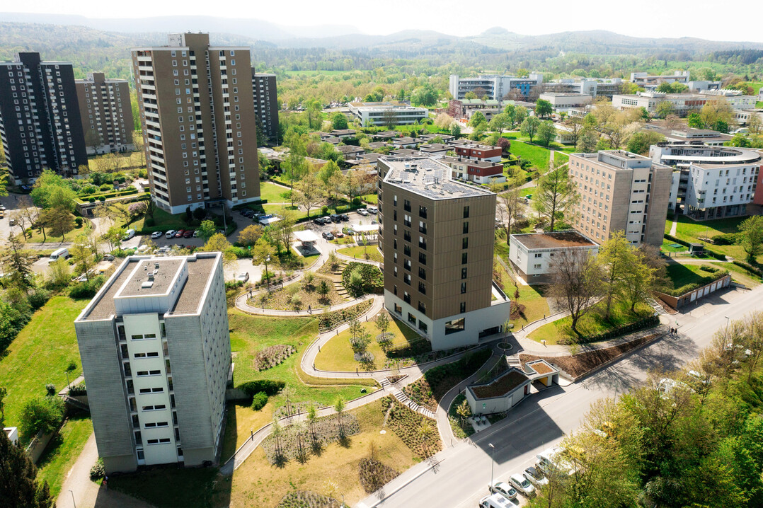 Das Konzept der barrierefreien Gestaltung ohne Mauern wurde auf den gesamten Freiraum der Anlage übertragen.