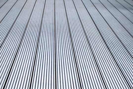 WPC-Terrassen sind witterungsbeständig und benötigen keine aufwendige Pflege.