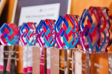 Die Finalisten stehen fest � im Bild die Preispokale