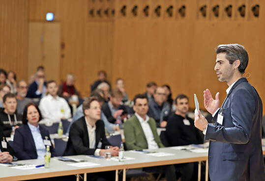 braun-steine organisiert nun zum 17. Mal das SteinForum, im Bild Geschäftsführer Felix Braun.