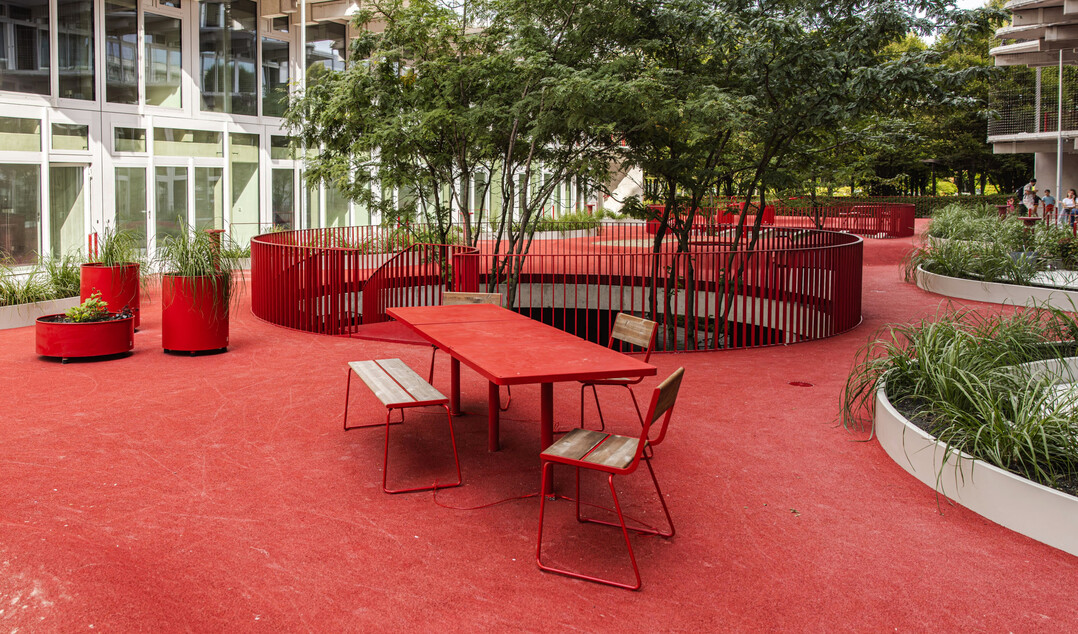 Das rote Plateau zwischen den Geb�uderiegeln bildet das Herzst�ck der Freianlagen.