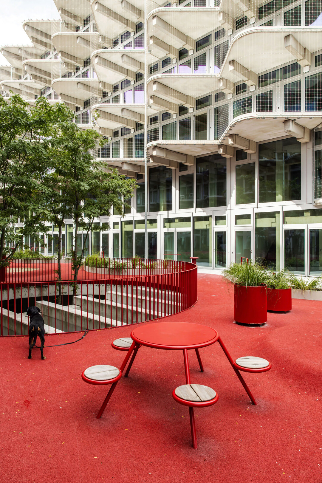 Kreisrunde �ffnungen erm�glichen hier Sichtbeziehungen und geben den B�umen der unteren Ebene Raum, sodass ein vertikal vernetzter Freiraum entsteht.