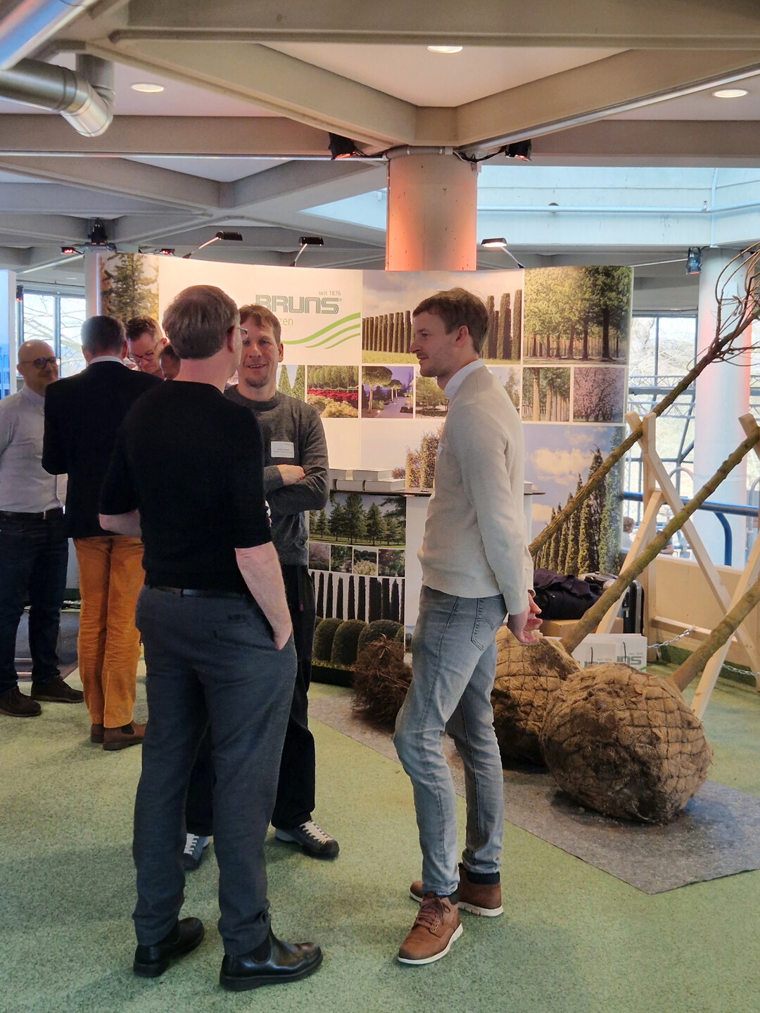 Eine Fachausstellung erg�nzte die Tagung: die Unternehmen Aco, Bruns (im Bild 
Jan-
Gerd Bruns), Kompan. Nordic Lawn und Runge stellten im Foyer aus.