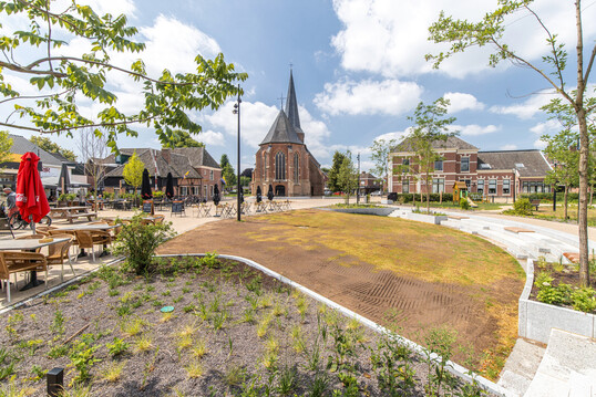 Klimaresiliente Stadtgestaltung des Zentrums mit  ACO-Technologie unterhalb der Oberfl�che