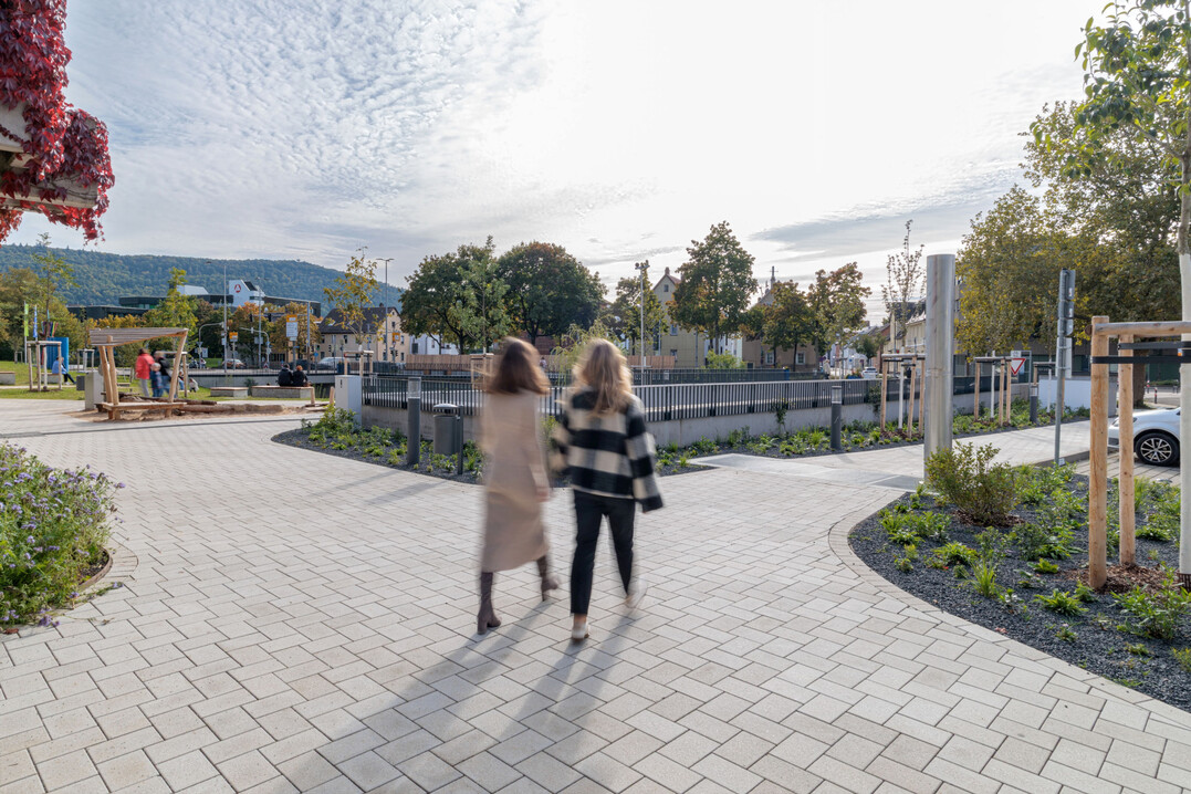 In der Stadt Aalen wurde der GDM.KLIMASTEIN für die Neugestaltung der entsiegelten Flächen rund um das Rathaus verwendet.