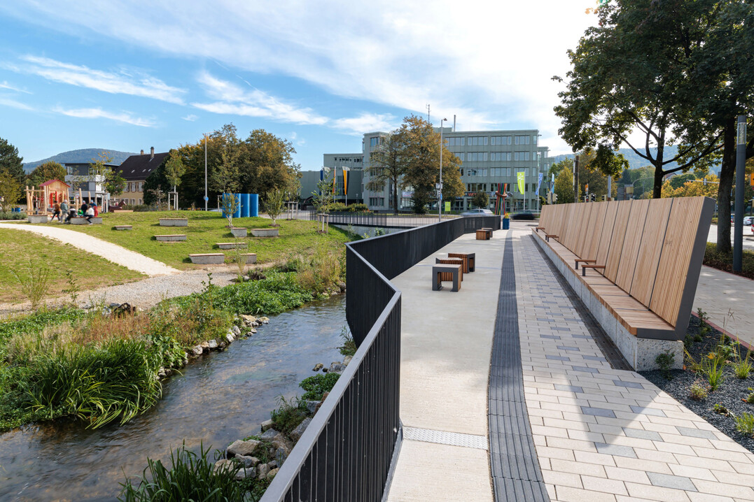 Der Stadtbach wurde an die Oberfläche zurückgeführt und renaturiert.