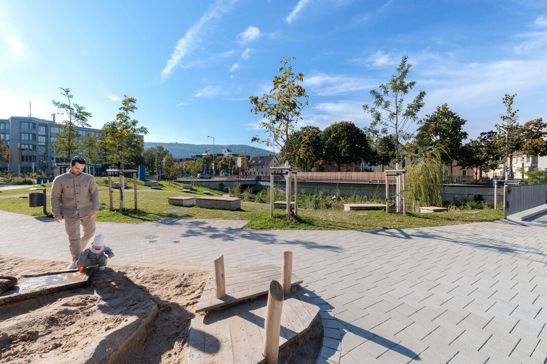 Die Stadt Aalen hat den GDM.KLIMASTEIN zur Umsetzung einer grünen Parklandschaft auf dem früher betonierten Gelände neben dem Rathaus verwendet.