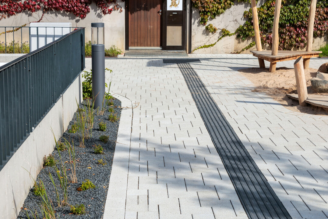 Der GDM.KLIMASTEIN ist ein versickerungsfähiger Pflasterstein der fünften Generation mit proActiveFunktionen für die Schwammstadt.