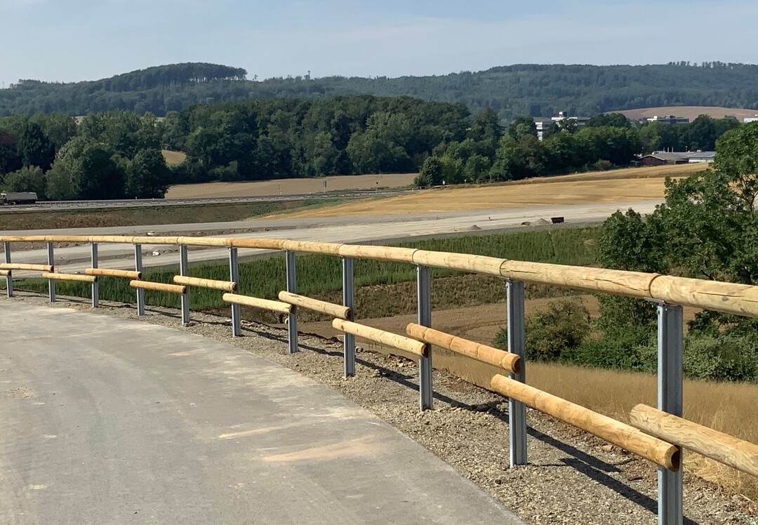 Die Stahl-Holzgelnder von Blmen VuS erhhen die Sicherheit unter anderem auf Fahrrad- und Wanderwegen.