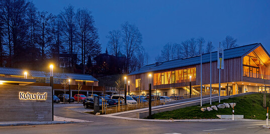 Die Solarbeleuchtung passt zur Holzbauweise und dem unterbewussten Konzept des Kulturhof Stanggass bei Berchtesgaden.