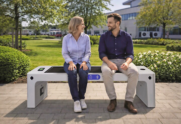 Stabile Sitzgelegenheit und gleichzeitig praktische Ladem�glichkeit f�r Smartphones