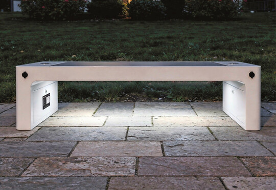 Die Solar-Sitzbank ist nachts beleuchtet