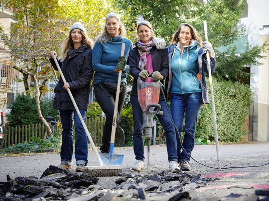 Die Z�rcher Asphaltknackerinnen (rechts Gr�nderin Bettina Walch) erz�hlen eine medienwirksame Geschichte, wie man etwas bewirken kann und Spa� dabei hat.