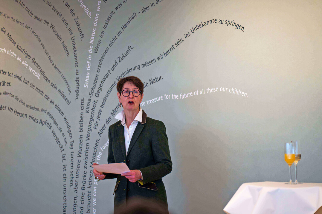 Simone Angst-Muth (Agentur SAM) erläutert das Farb- und Einrichtungskonzept des Forums.