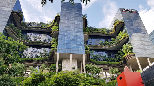 Der Weltkongress Geb�udegr�n gibt Einblicke in internationale Projekte � hier das Hotel Parkroyal Pickering in Singapur (Architektur: WOHA)