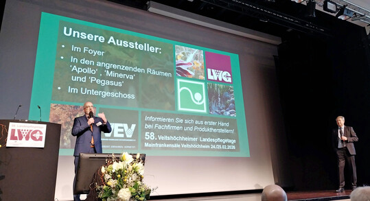 Institutsleiter Nikolai Kendzia (l.) und Martin Degenbeck bei der Begrüßung