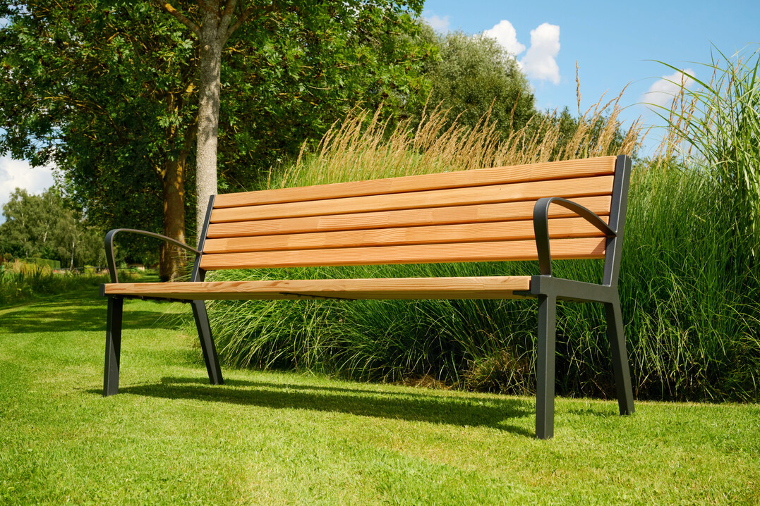 Klar und ohne Schn�rkel: das Modell �Kiel� aus Leimholzlatten