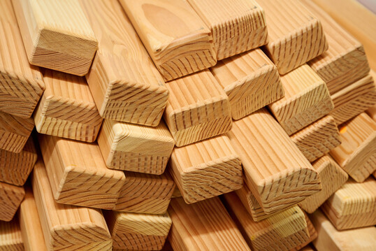 Der Materialeinsatz f�r Leimholzlatten ist wesentlich geringer als f�r die Herstellung von Massivholzlatten.