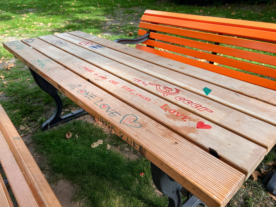 Der Campus-Alltag hinterl�sst Spuren: Die Musterb�nke und Tische nach einem halben Jahr intensiver Nutzung.