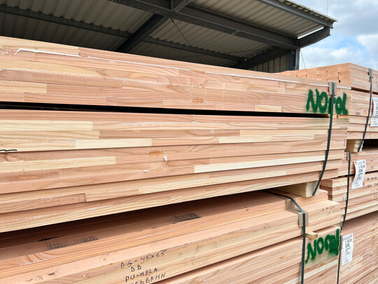 Die Latten werden verleimt angeliefert und sind bei der Nordbahn gGmbH das Ausgangsmaterial f�r die Leimholzb�nke.