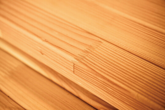 Die Lamellen einer Lage sind keilgezinkt.