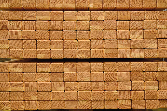 Latten aus Leimholz: eine heimische, ressourcenschonende Alternative zur Massivholzlatte