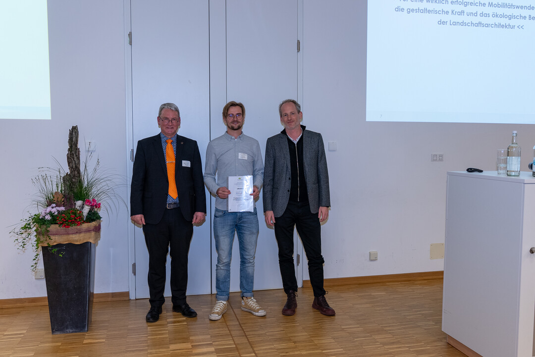v.l.: Vorsitzender Marc-Guido Megies, Preistrger Dominik Hagemann, Prof. Dr. Henrik Schultz
