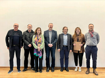Preistr�gerin Johanna Wennemar (2. von rechts), umgeben von Kuratoriumsmitgliedern (v. l.n.r.): Landschaftsarchitekt Heiner Luz, Prof. Norbert K�hn, TU Berlin (stellvertretender Vorsitzender Karl-Foerster-Stiftung), Landschaftsarchitektin Marianne Mommsen, Preisstifter Matthias Ulmer (Gesch�ftsf�hrer Verlag Eugen Ulmer), Erstpr�fer Prof.
J�rgen Bouillon, Zweitpr�fer Prof. Christian Ranck