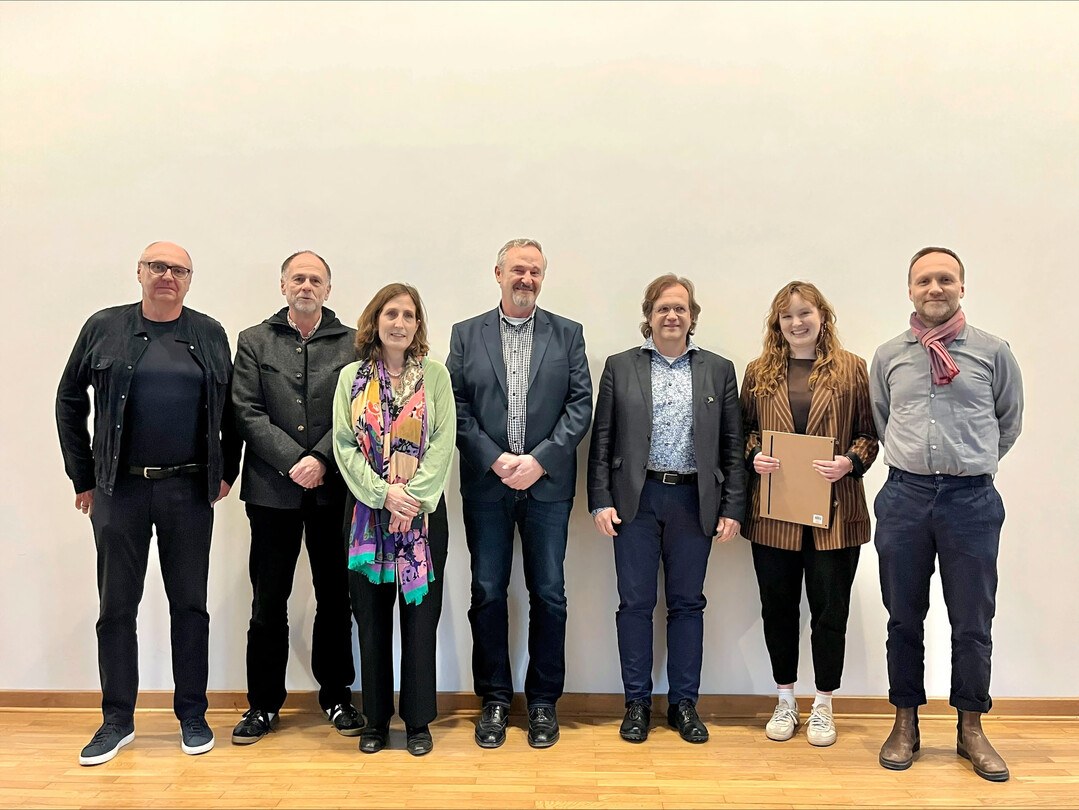 Preistr�gerin Johanna Wennemar (2. von rechts), umgeben von Kuratoriumsmitgliedern (v. l.n.r.): Landschaftsarchitekt Heiner Luz, Prof. Dr. Norbert K�hn, TU Berlin, Landschaftsarchitektin Marianne Mommsen, Preisstifter Matthias Ulmer (Gesch�ftsf�hrer Verlag Eugen Ulmer), Erstpr�fer Prof. Dr. J�rgen Bouillon, Zweitpr�fer Prof. Christian Ranck