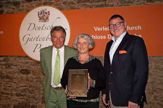 Katja Richter bei der Preisverleihung auf Schloss Dennenlohe mit Robert Freiherr von S��kind (links) und Andreas Epple, Gesch�ftsf�hrer von Stihl Corporate