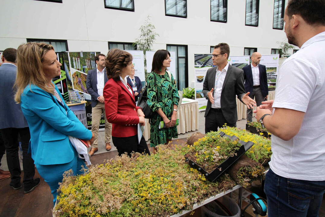 Prominenter H�hepunkt wird der Politik-Rundgang �ber die Branchenschau sein. Auf dem
Bild beim Weltkongress 2023 mit der parlamentarischen Staatssekret�rin Elisabeth Kaiser (2.v.l.) und der Staatssekret�rin Dr. Britta Behrendt (3.v.l.)