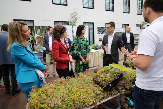Prominenter H�hepunkt wird der Politik-Rundgang �ber die Branchenschau sein. Auf dem
Bild beim Weltkongress 2023 mit der parlamentarischen Staatssekret�rin Elisabeth Kaiser (2.v.l.) und der Staatssekret�rin Dr. Britta Behrendt (3.v.l.)