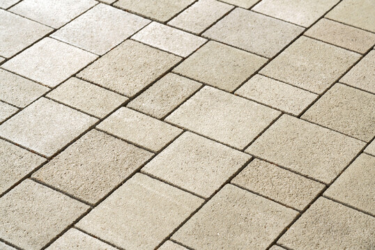 GDM.KLIMASTEIN, auf dem Schulhof verlegt im Wilden Verband