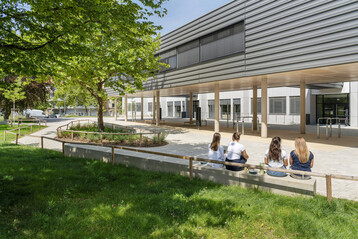 Der aus den 1960er Jahren stammende Schulbau wurde umfassend saniert und die umgebenden Freianlagen wurden nach Schwammstadtprinzipien umgebaut.