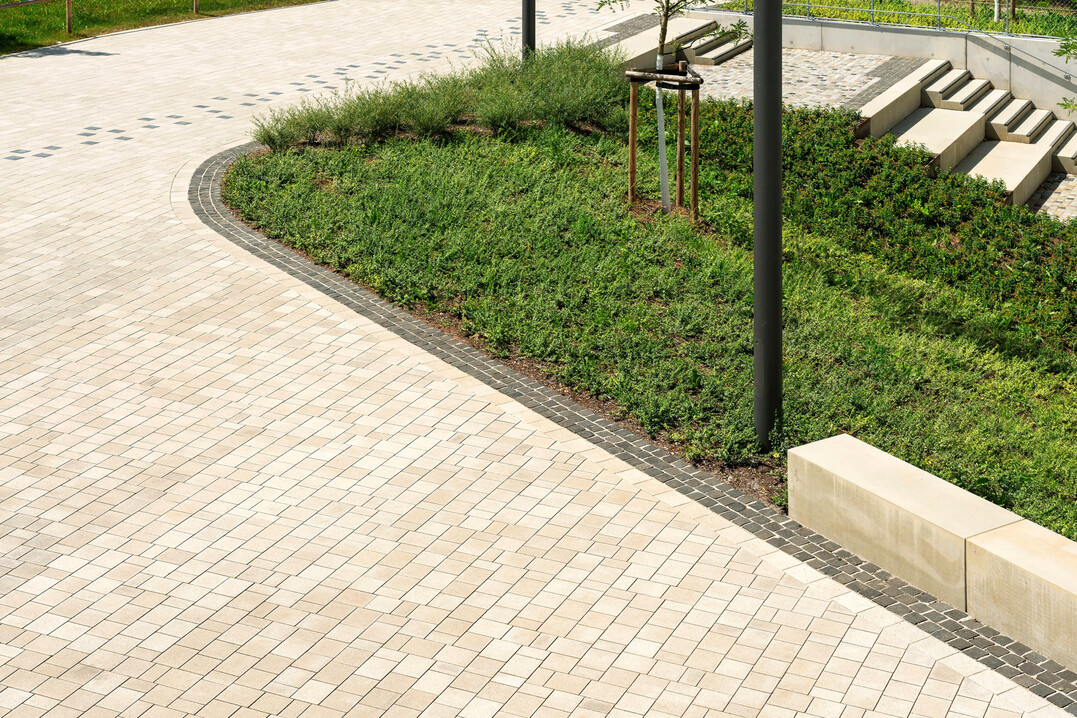 Gro�e Pflanzfl�chen und das versickerungsf�hige Pflaster st�rken das Mikroklima.