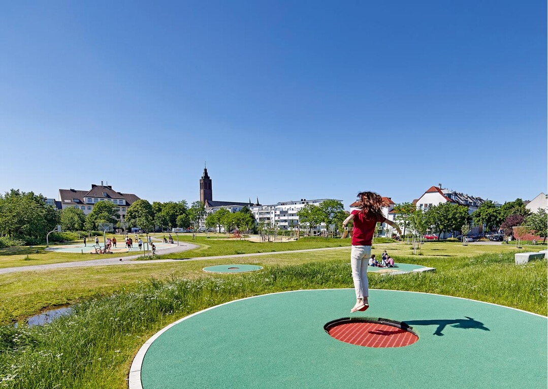 Die ehemalige Festwiese ist nun zentraler Grünbereich und bietet ein großes Angebot für Spiel und Erholung.