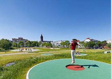 Die ehemalige Festwiese ist nun zentraler Grnbereich und bietet ein groes Angebot fr Spiel und Erholung.