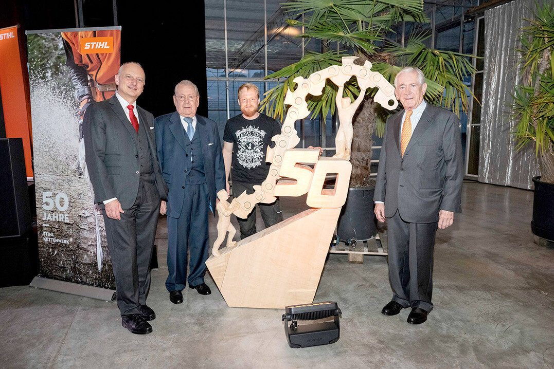 Beim offiziellen Festabend wird ein kreative Holzschnitzerei zu Ehren des Schweizer Kettenwerks enthüllt.
Bild v.l.n.r.: Dr. Nikolas Stihl, Hans Peter Stihl, Carvingkünstler Lukas Senn, Dr. Rüdiger Stihl