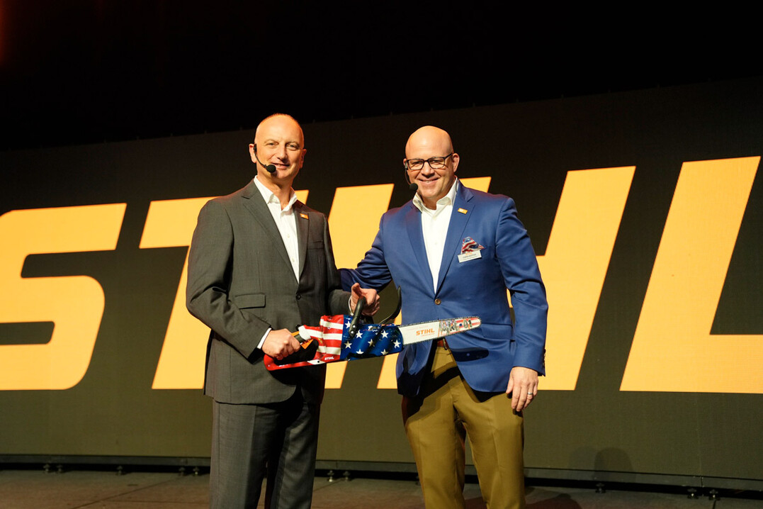 Dr. Nikolas Stihl (links) und Chris Keffer, Geschftsfhrer von STIHL Inc. in den USA, prsentieren eine Jubilumsge mit US-Flagge