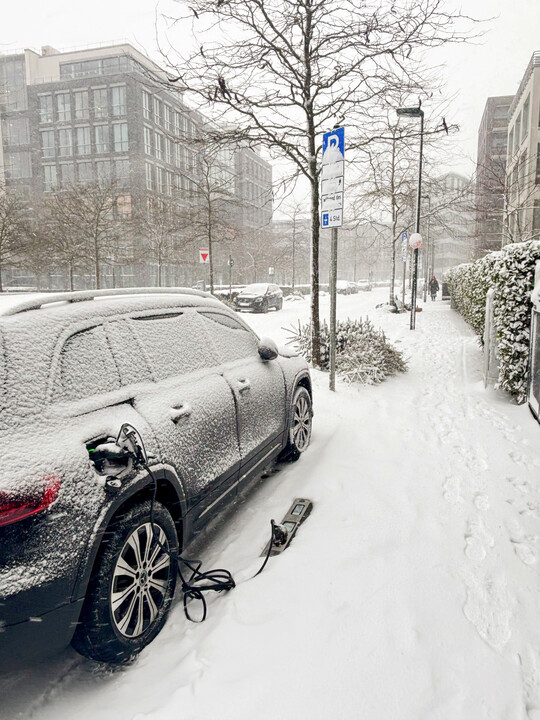 Dank des integrierten Heiz-/K�hlsystems ist der Ladebordstein auch bei extremen Witterungsbedingungen einsatzbereit.