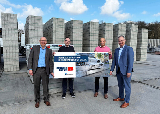 Gruppenbild anl�sslich des Kooperationsvertrages zwischen BERDING BETON und Rheinmetall (v.l.n.r.: Gunther Riedel, Rheinmetall; Oliver Gomolka und Gert Waltermann, BERDING BETON; Thomas Zimmermann, Rheinmetall)