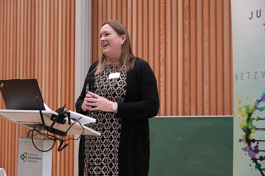 Prof. Dr. Mirjam Hey, Vizepr�sidentin Lehre, begr��t die Stipendiatinnen und Stipendiaten und ihre F�rderer