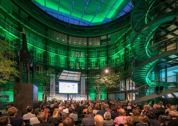 Till Rehwaldt, Prsident des Bundes Deutscher Landschaftsarchitekten, begrte die rund 500 Gste im Allianz Forum am Brandenburger Tor.