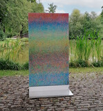 Mit seiner expressionistischen Arbeitsweise hat der Kölner Künstler David Komander das abstrakte
Motiv „Monolith #1“ geschaffen, dass nahezu alle Farben der Natur aufgreift. Der Künstler schleudert
die Farbe auf die Leinwand, ohne dass der Pinsel sie berührt. Das auf diese Weise entstandene Motiv
lässt sich mühelos in jeden Garten einfügen.
