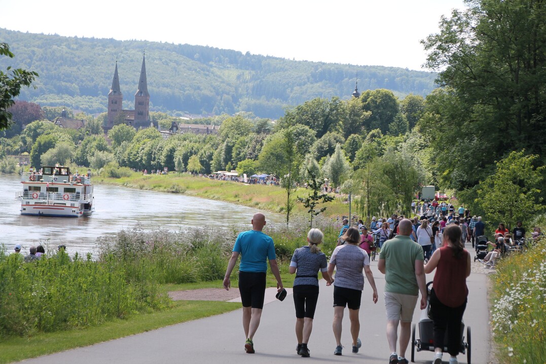 Das ehemalige Gartenschaugelnde in Hxter wird als Huxarium Gartenpark weitergefhrt und lockt mit Events. Hier beispielsweise die Spargel- und Erdbeermeile am Weserufer im Juni 2024. 