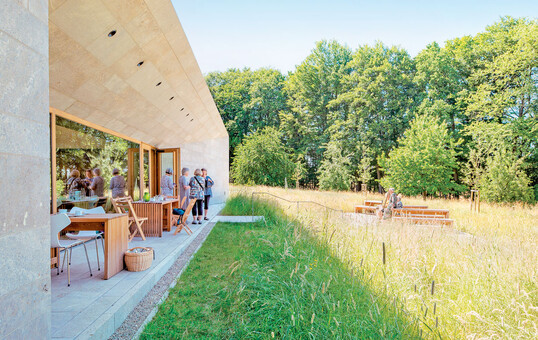 Die Freirume des Bckstiegel-Museums enwickelte die Planergruppe roh und robust wie Landschaft und Museum und mit zurckhaltender Gestaltsprache, um dem bescheidenen Maler gerecht zu werden.