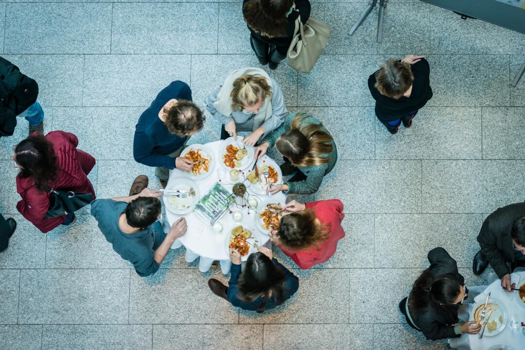 Beim Buffet konnten sich die Teilnehmer ber die Entwrfe austauschen.