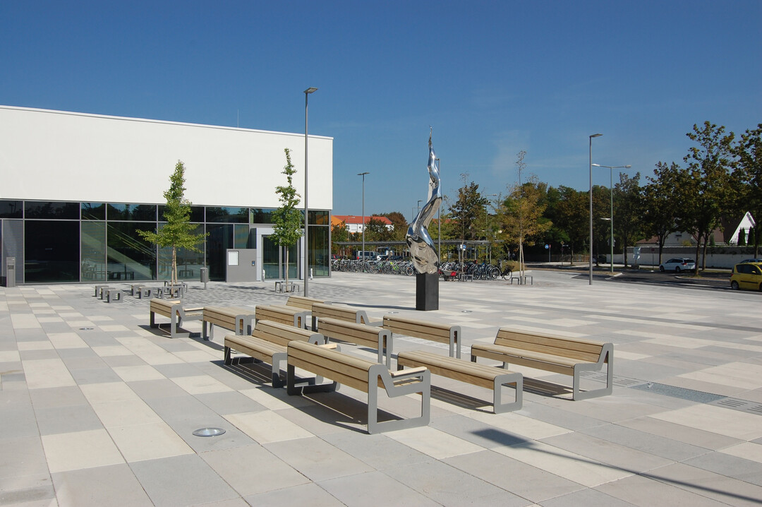 Die lteste Referenz mit Accoya hat Runge seit 10 Jahren am Sportgymnasium Mnchen Nord stehen - das Holz sieht dort weiterhin hervorragend aus.
